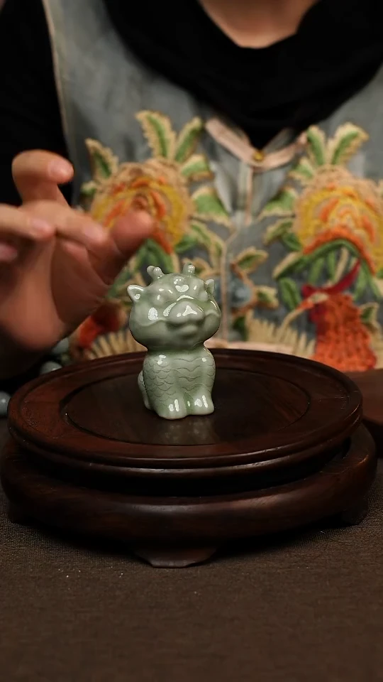 瓷片豆绿釉茶宠小龙猫不带礼盒