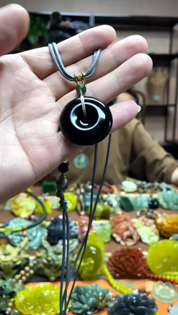 未镶嵌岫玉颈饰·