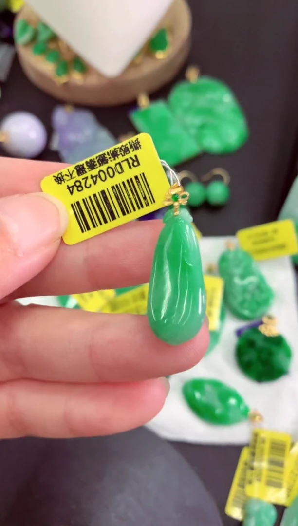 颈饰18K金镶嵌翡翠挂件