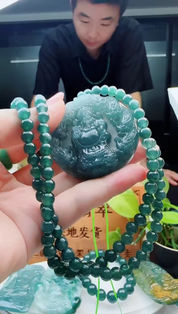 翡翠未镶嵌颈饰多样性发货其中一件