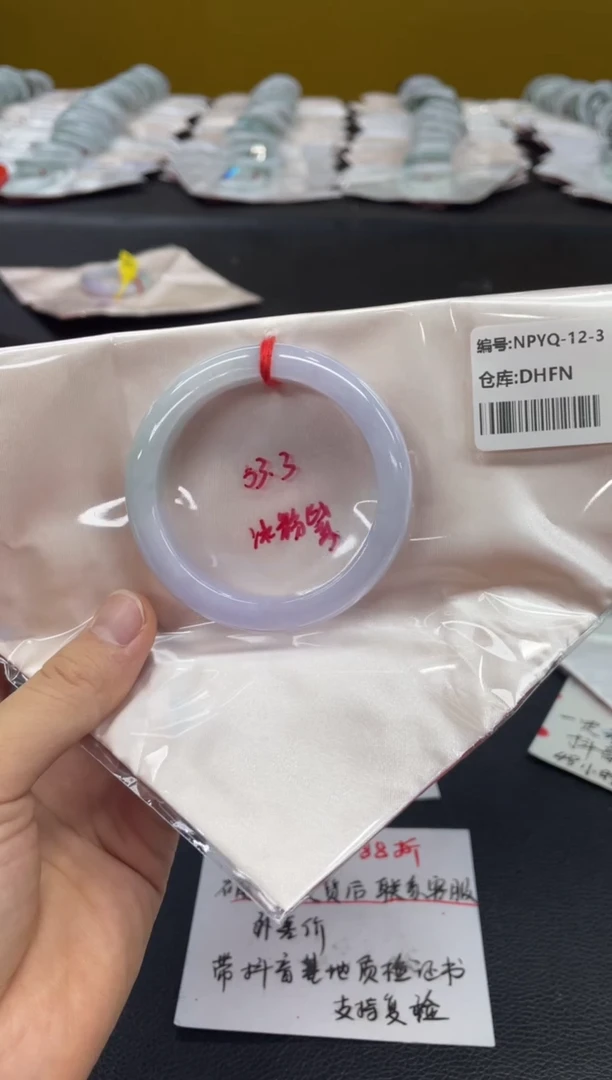 翡翠手镯未镶嵌翡翠手镯