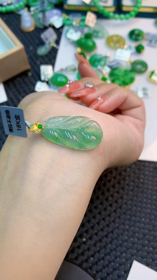 颈饰18K金镶嵌翡翠1