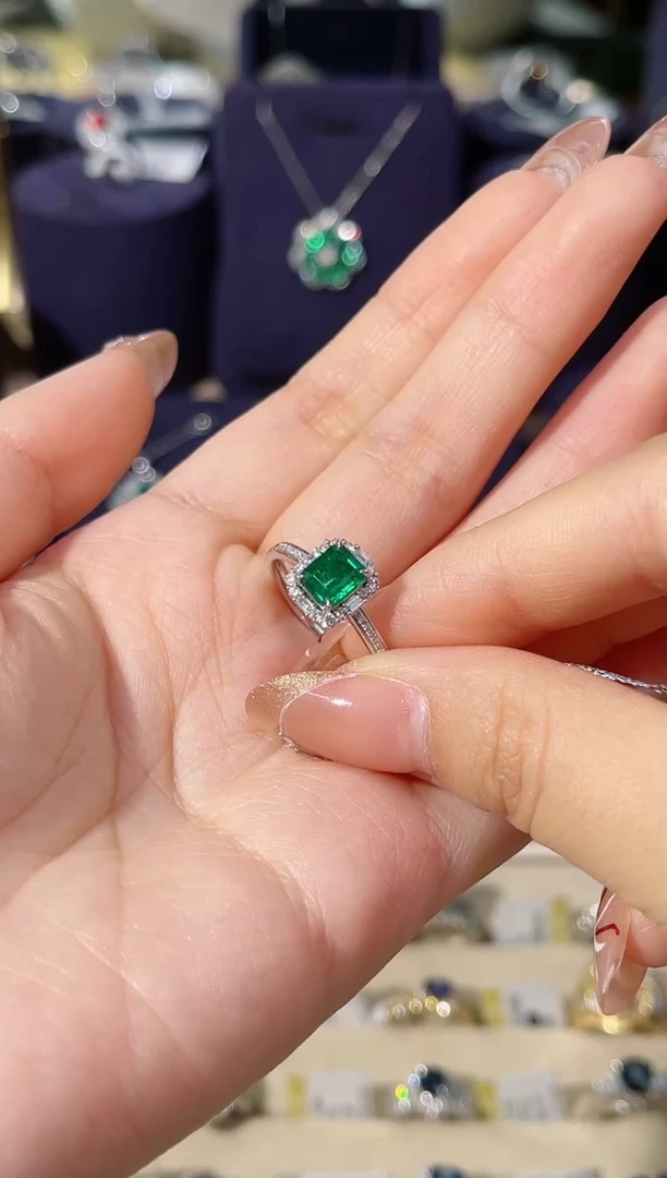 【闪购商品】祖母绿戒指18K金镶嵌祖母绿戒指