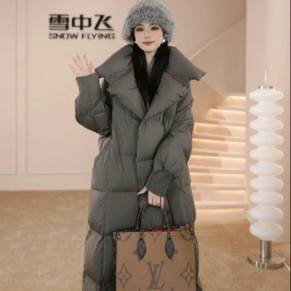 雪中飞冬季过膝长款羽绒服女宽松休闲加厚直筒版型保暖百搭9526