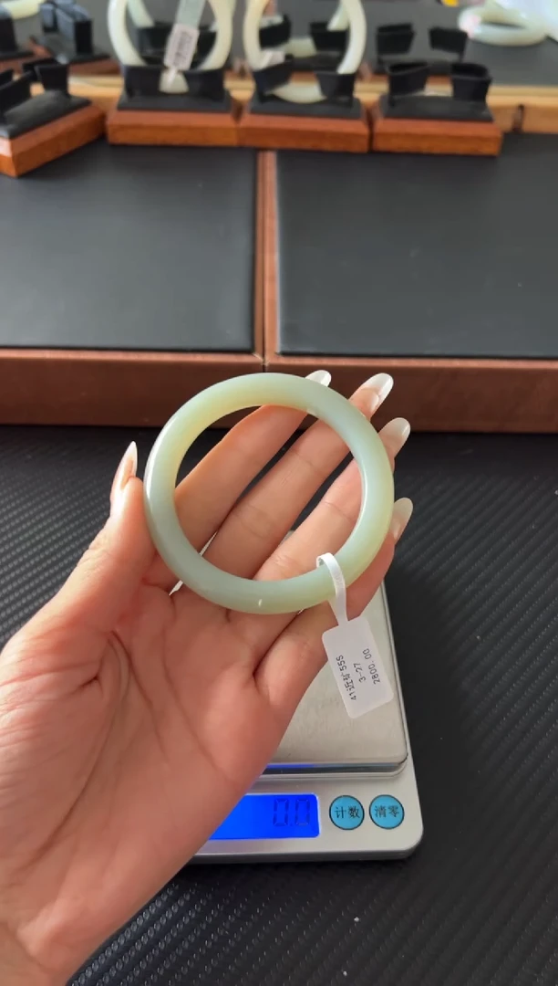 未镶嵌手镯和田玉且末微色差近矿55