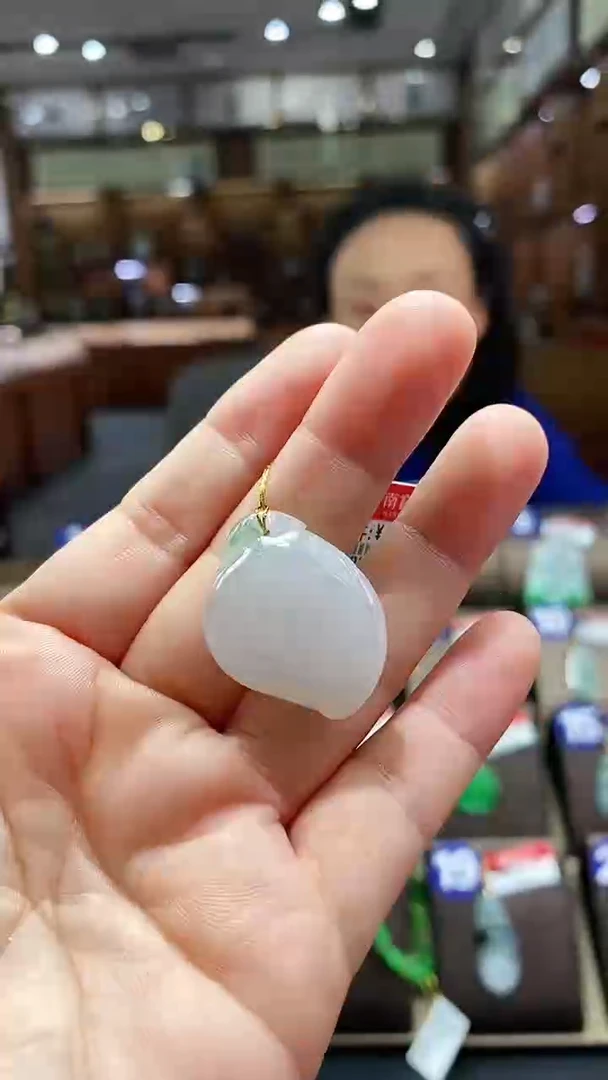 翡翠未镶嵌颈饰福瓜