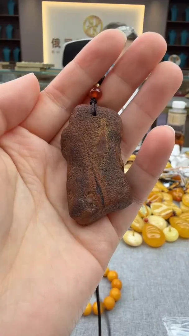 琥珀颈饰未镶嵌185秒拍号 假一罚三
