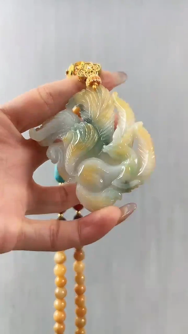 翡翠未镶嵌颈饰九尾狐
