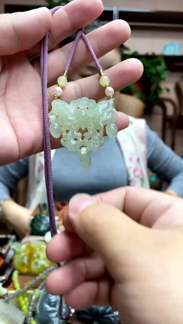 未镶嵌岫玉颈饰多样性发货发其中之一