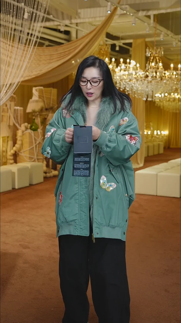 专柜清仓的女款派克服