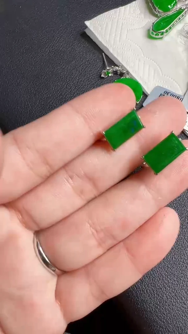 颈饰18K金镶嵌翡翠耳包