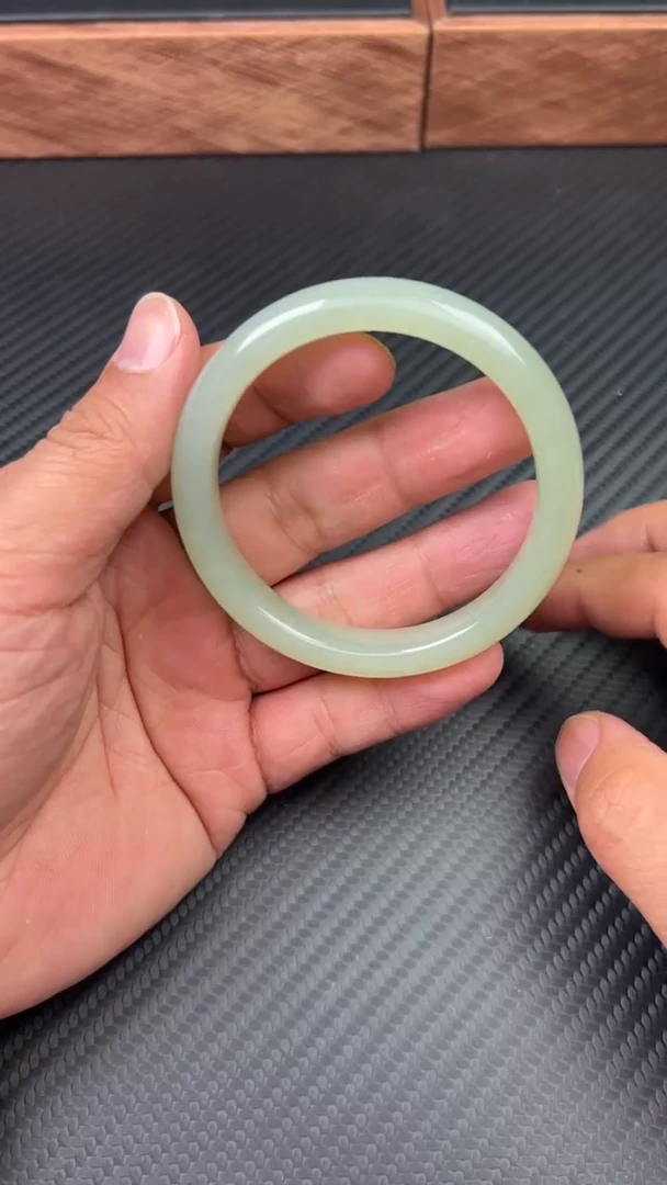 【闪购商品】和田玉手镯未镶嵌且末微色差近矿55