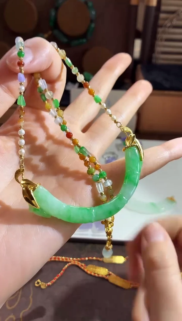 颈饰18K金镶嵌翡翠吊坠