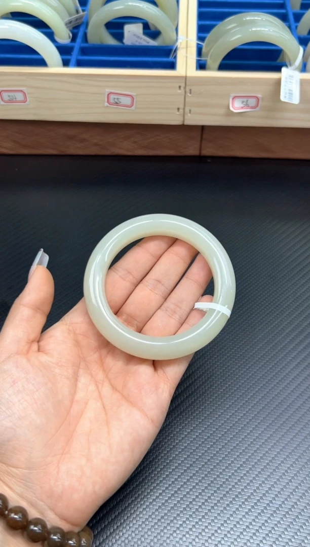 未镶嵌手镯和田玉黑山微色差57+sm