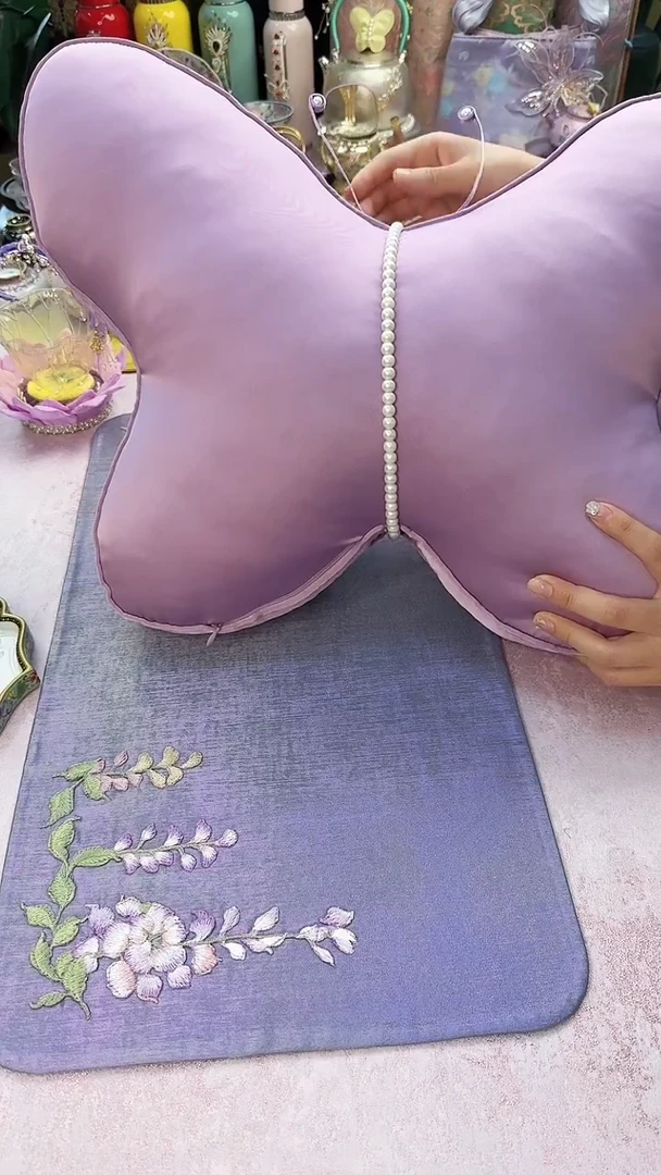 57 真丝蝴蝶抱枕