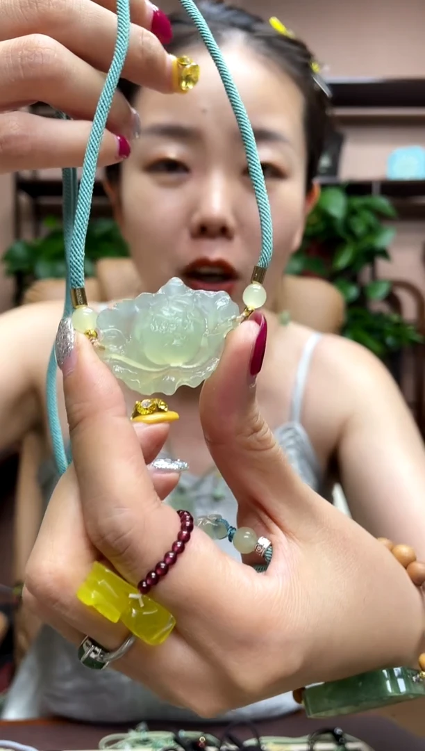 岫玉未镶嵌颈饰多样性发货发其中之一