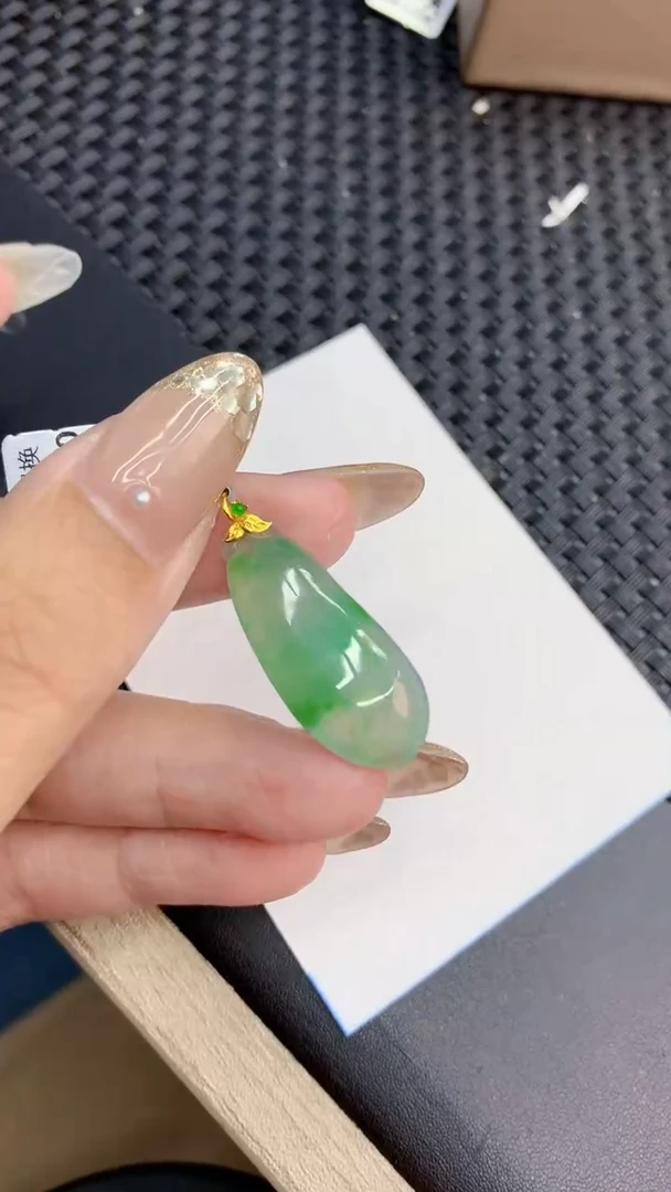 翡翠18K金镶嵌颈饰             8