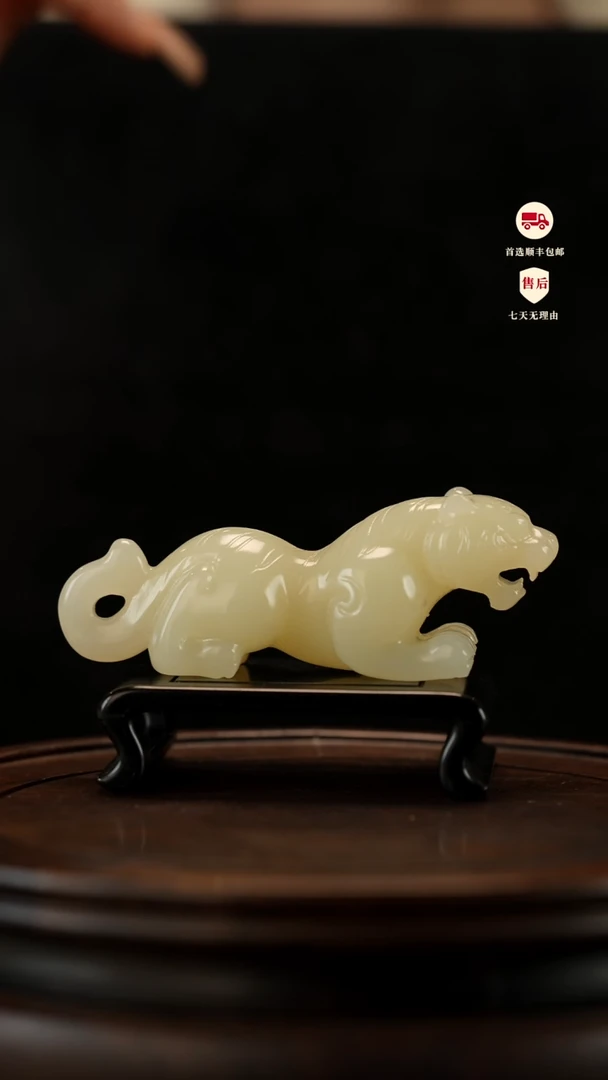 云南石竹叶青雕刻：伏虎手把件摆件镇尺