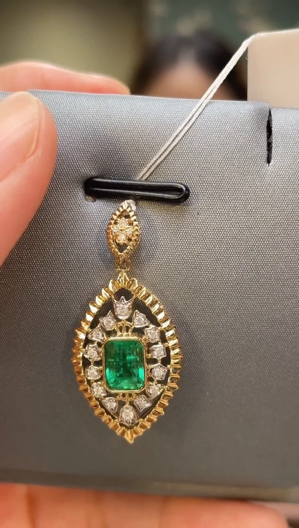 吊坠(不含链)18K金镶嵌祖母绿阿富汗极微油主石：0.95ct