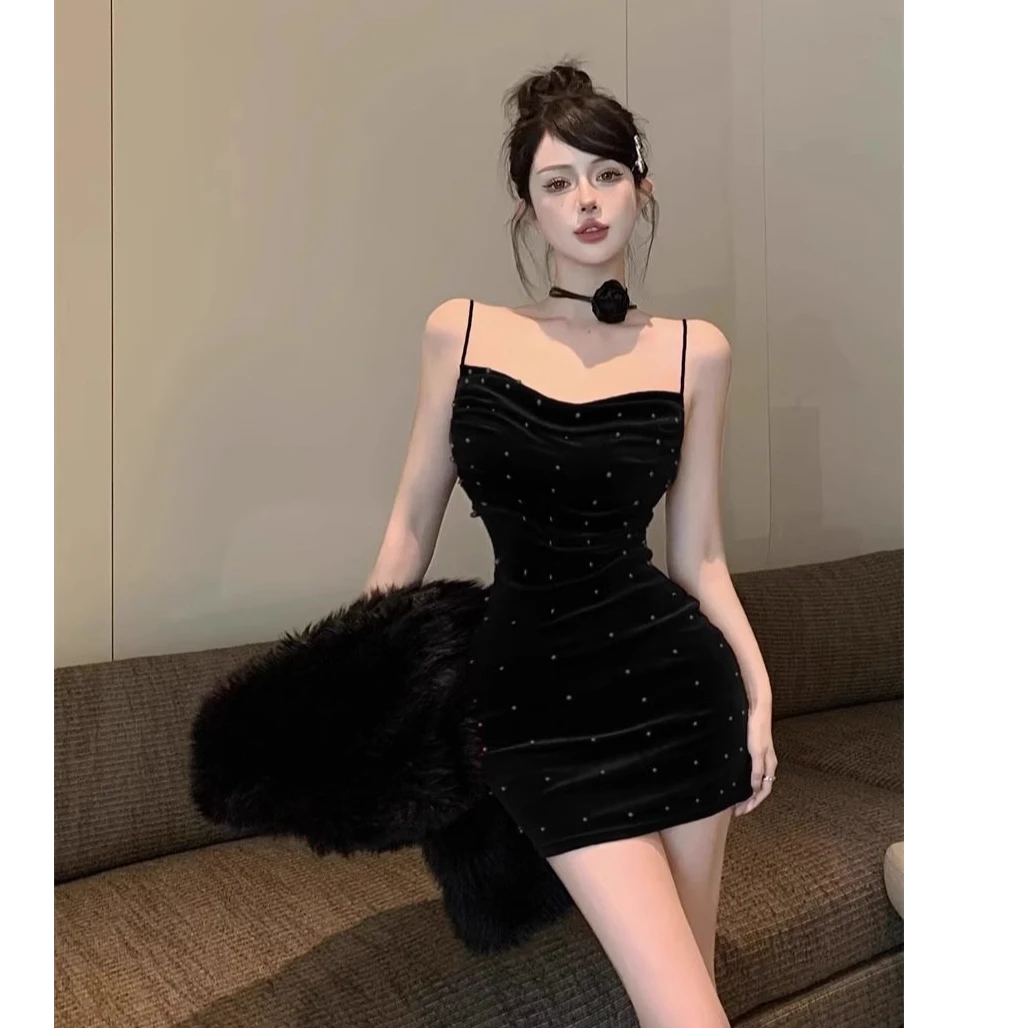 黑色丝绒钉珠吊带连衣裙2025秋冬上新显瘦包臀裙辣妹性感打底短裙