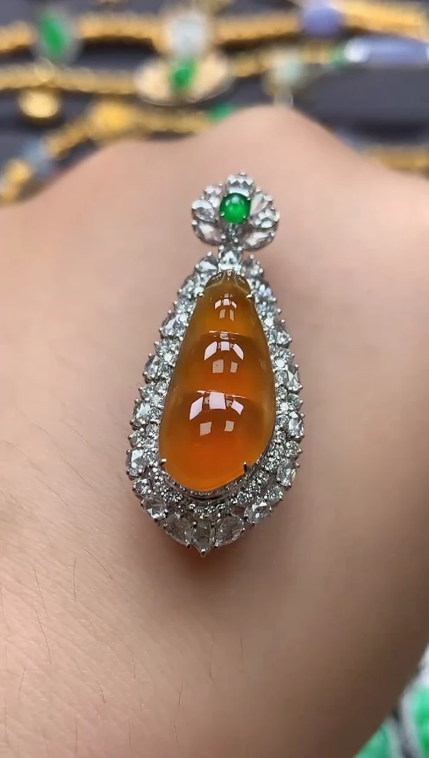 颈饰18K金镶嵌翡翠吊坠