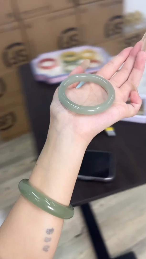 未镶嵌手镯石英质玉70-50D