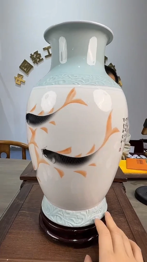 景德镇精美陶瓷鱼瓶