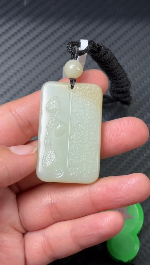 吊坠(赠链)未镶嵌和田玉且末迪克兰二细微色差吊坠k