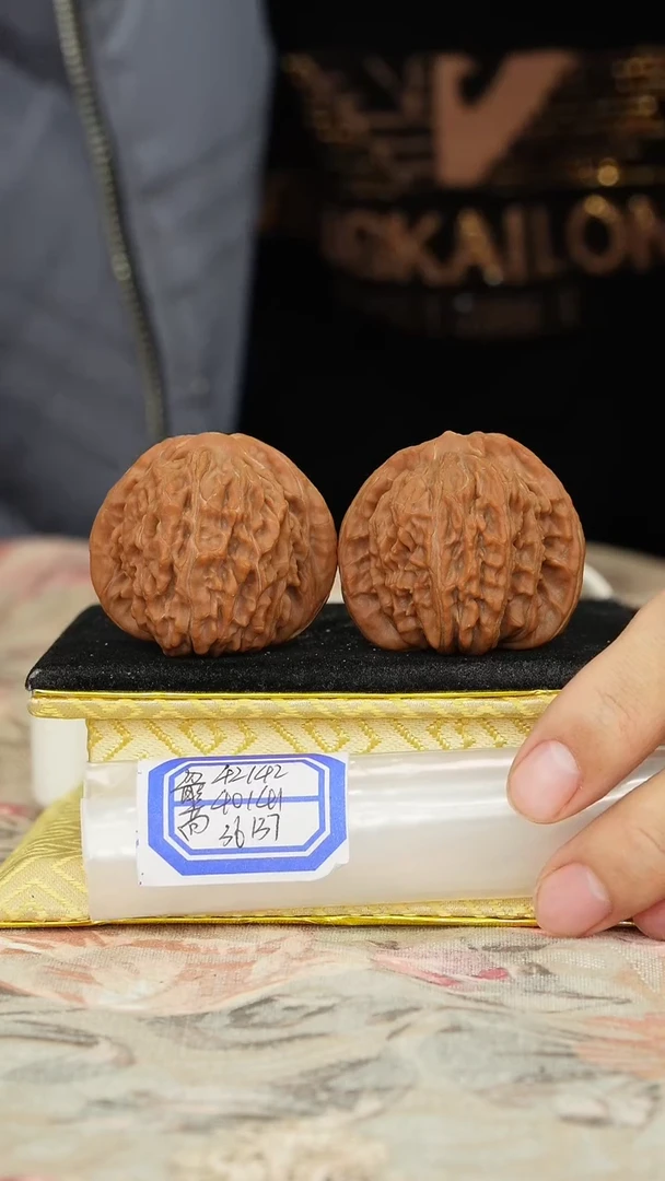 【闪购商品】文玩核桃把件一代楼