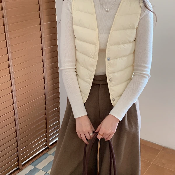 2025秋冬新款90%鹅绒马甲女款轻薄保暖内搭叠穿V领背心时髦洋气