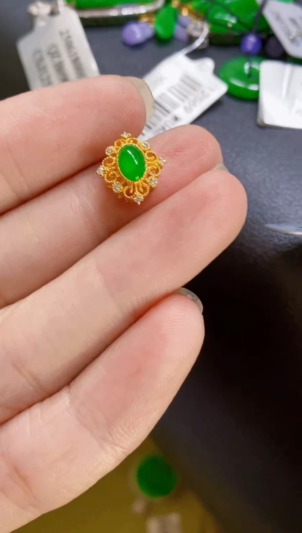 颈饰18K金镶嵌翡翠吊坠