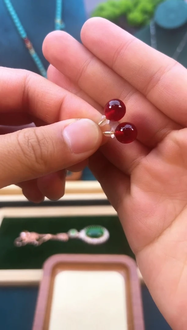 14K金镶嵌血珀耳饰E40