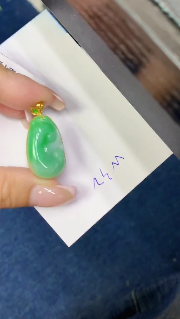 翡翠18K金镶嵌颈饰缅甸天然翡翠A货