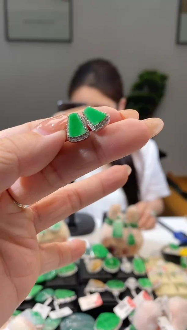 18K金镶嵌翡翠耳饰耳钉