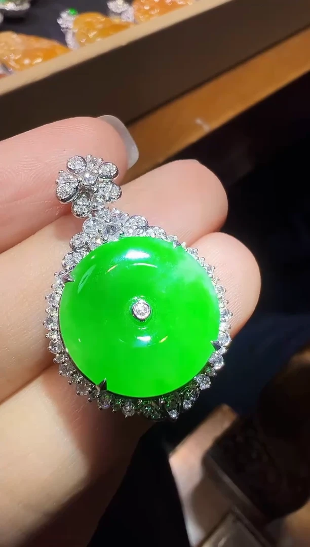 颈饰18K金镶嵌翡翠平安扣