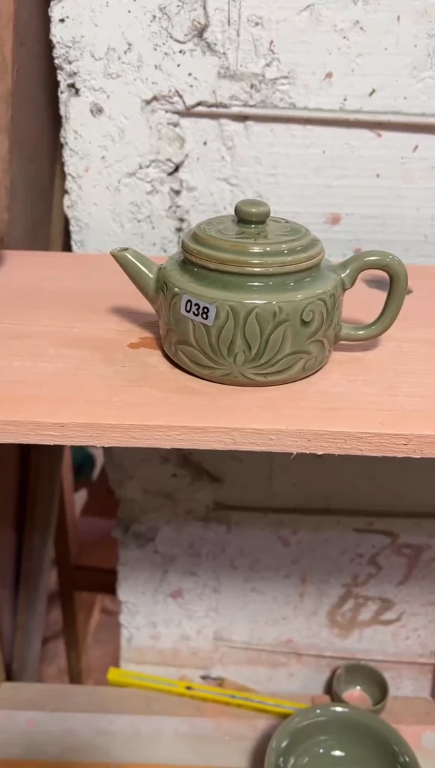 微瑕耀州窑莲纹德钟壶038