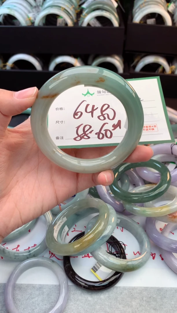 未镶嵌定制翡翠毛货需精细抛光+多人