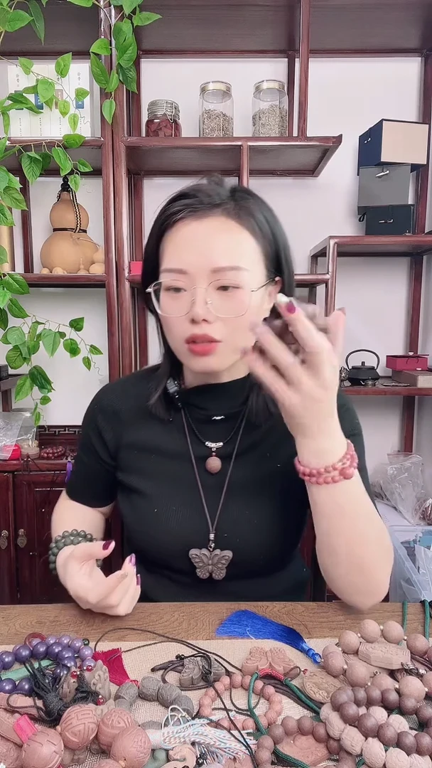 泥塑龙涎香方的12颗手持