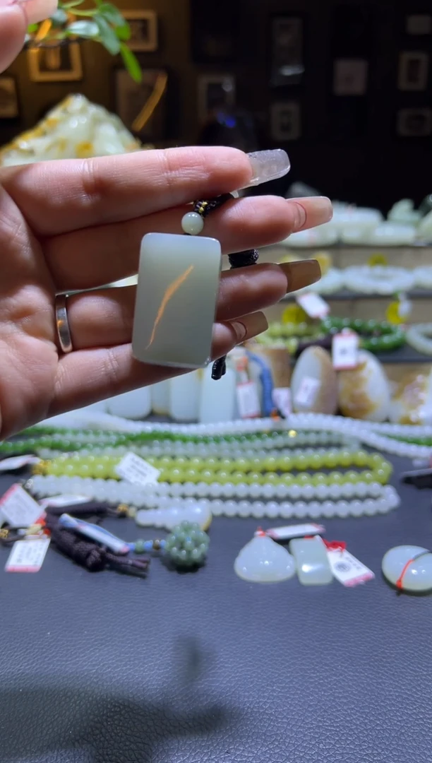 吊坠(赠链)未镶嵌和田玉近矿青白玉无事牌（产地直发）