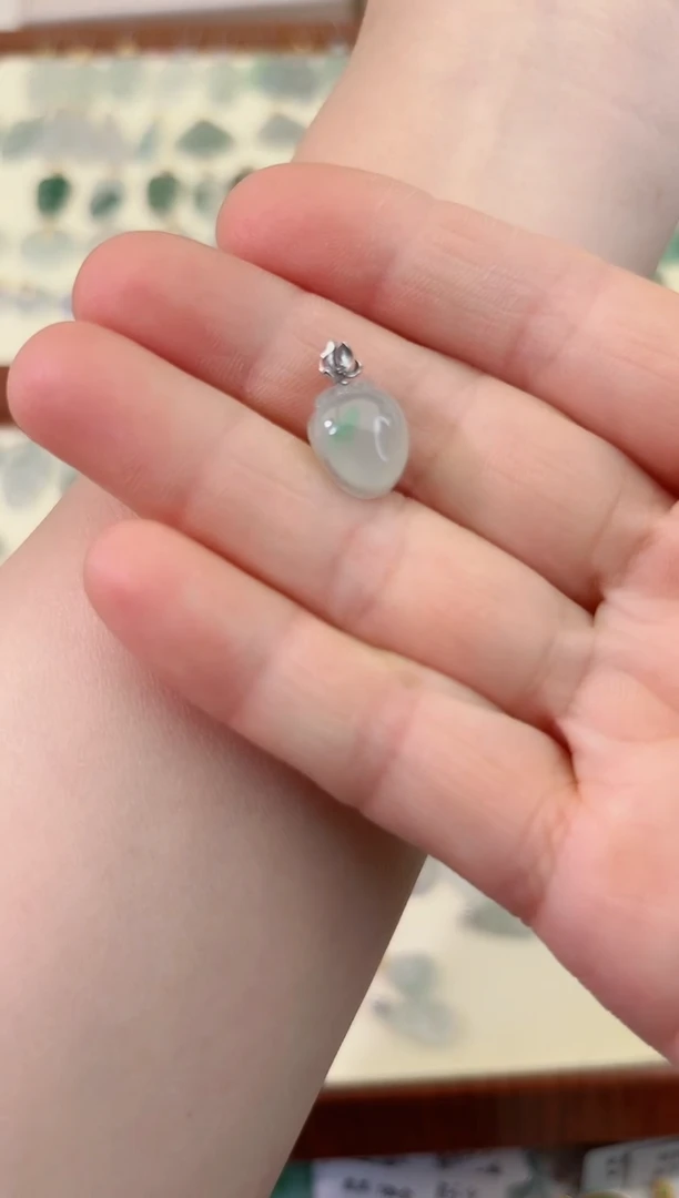 翡翠18K金镶嵌颈饰苹果