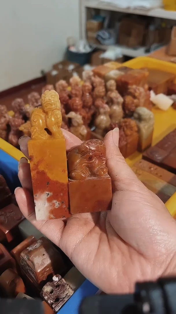老挝石哈****馆瑕疵不规则章带雕钮