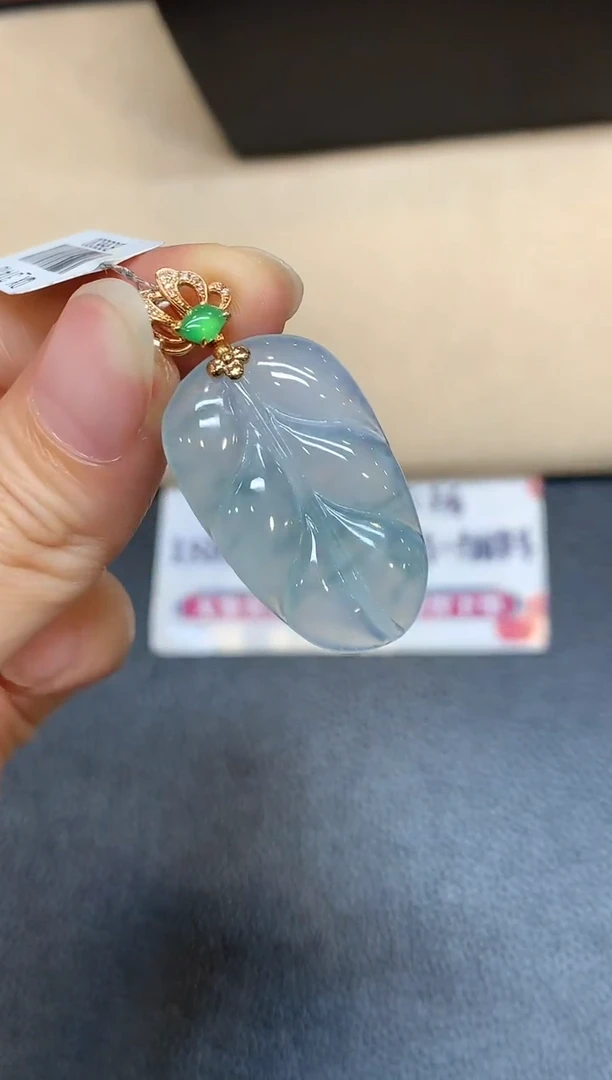 颈饰18K金镶嵌翡翠【无鉴赏期】树叶【无服务费