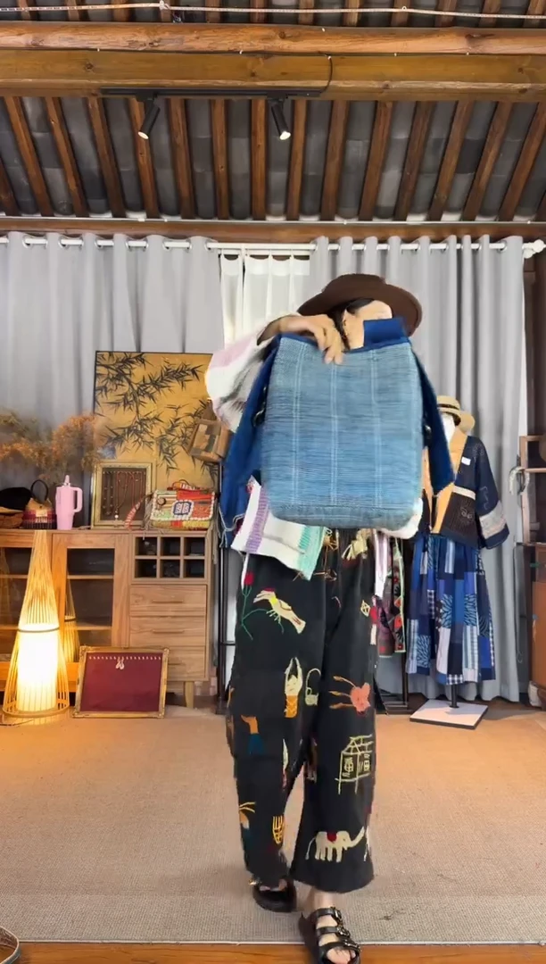 设计师款蓝色裂织布水桶包