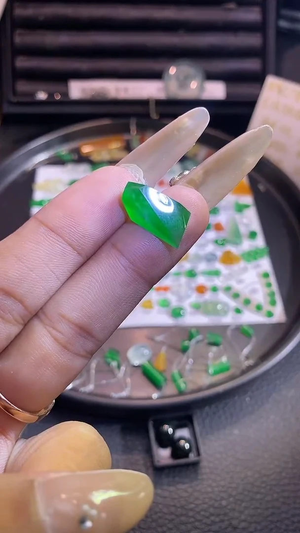 翡翠挂件未镶嵌切割