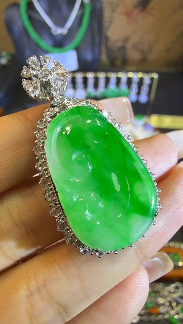 【闪购商品】翡翠吊坠(赠链)18K金镶嵌高冰金丝满绿如意吊坠