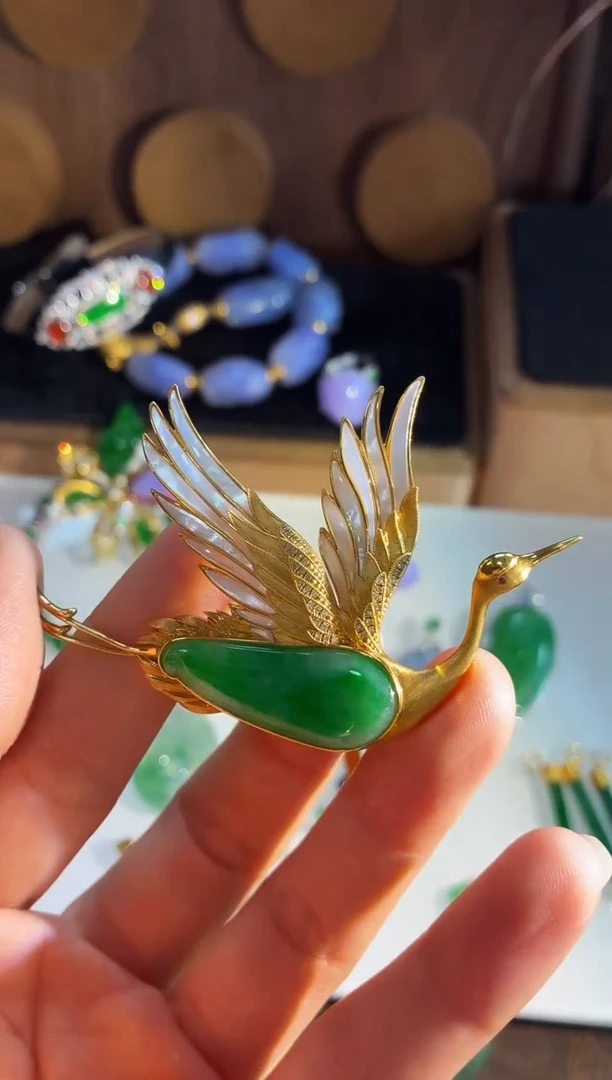 颈饰18K金镶嵌翡翠胸针