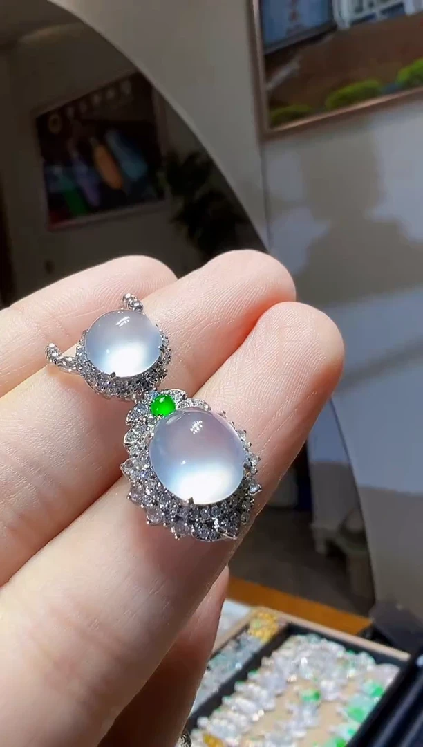 吊坠(不含链)18K金镶嵌翡翠蛋面