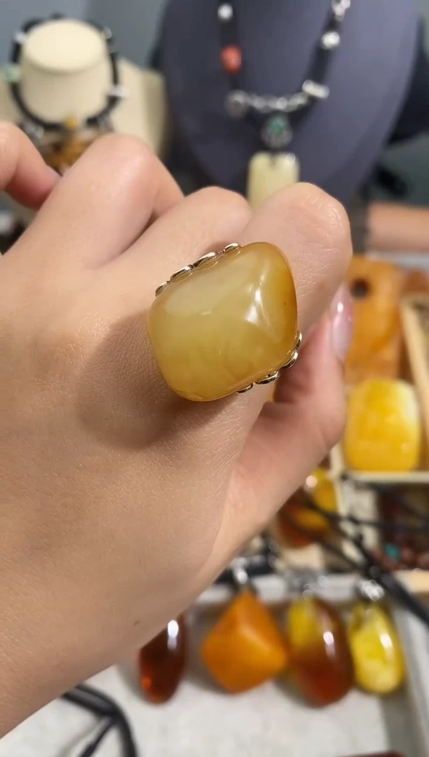 未镶嵌琥珀裸石似玉