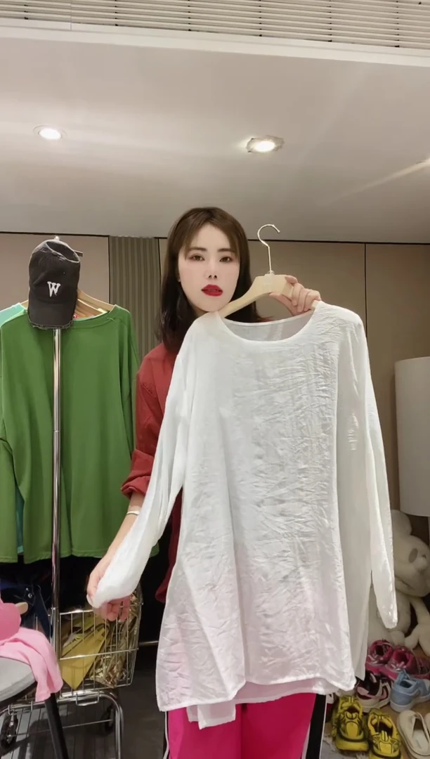 白色的纱料长袖上衣