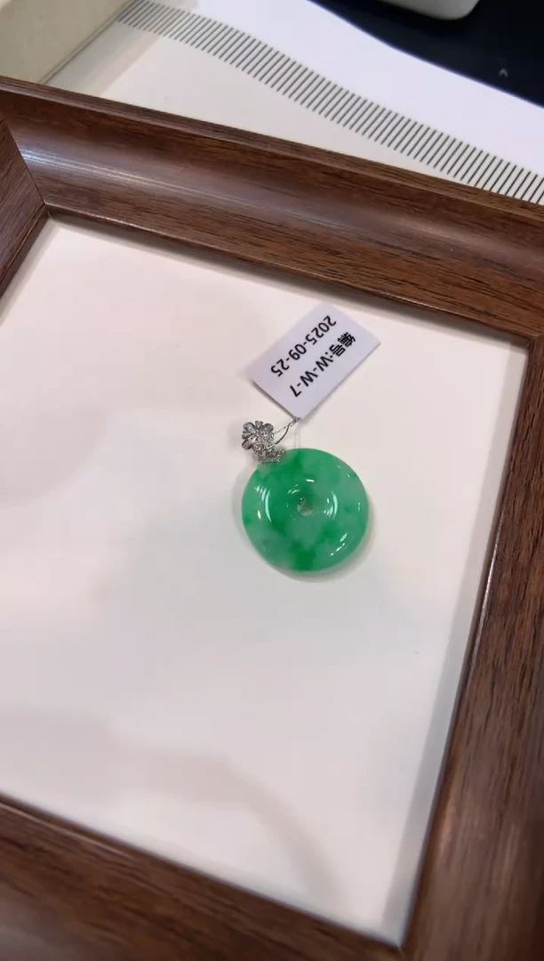 颈饰18K金镶嵌翡翠平安扣